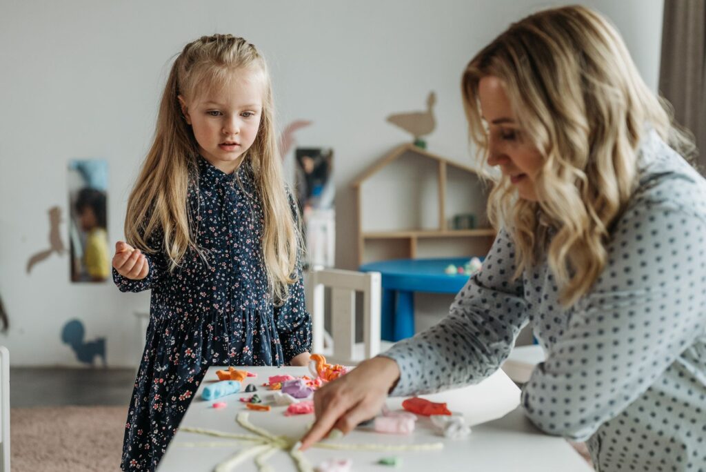 compétences travailler crèche empathie observation structurent